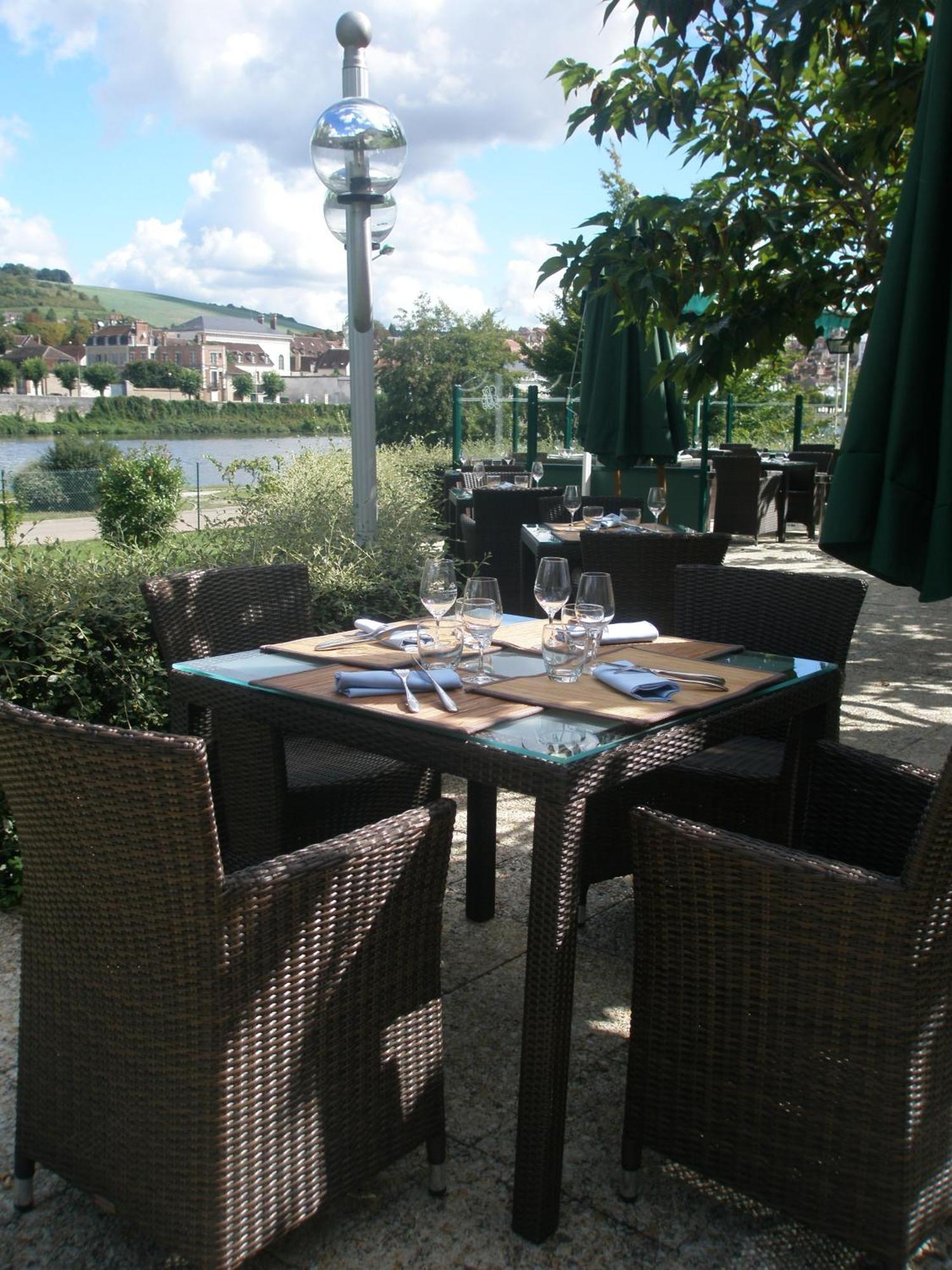 Hotel Restaurant Le Rive Gauche Joigny Eksteriør billede